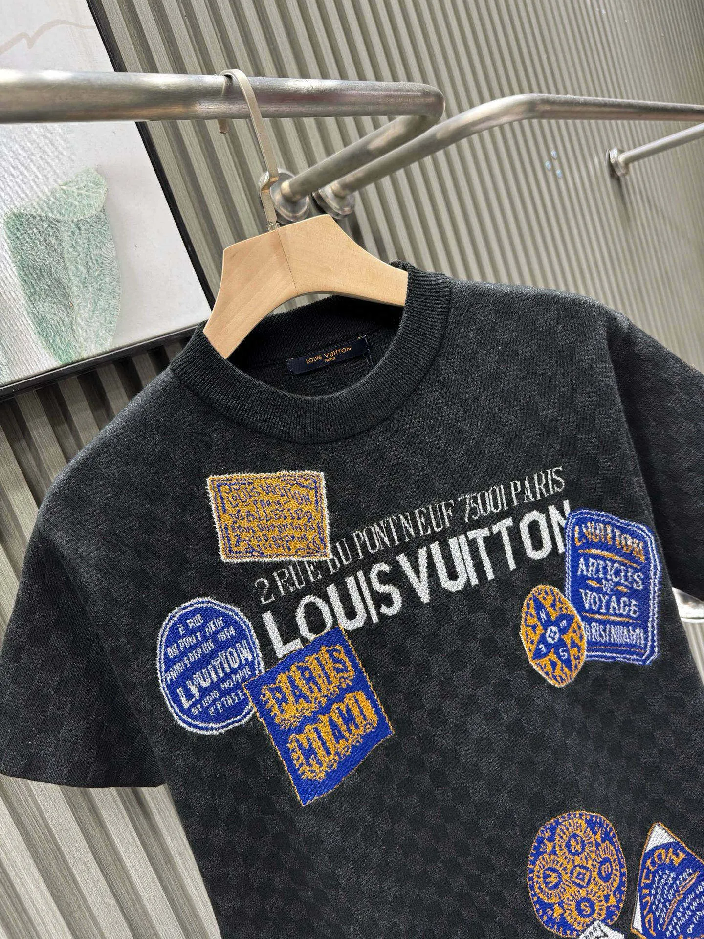 🅿️440 🀄️ Louis Vuitton LOUIS VUITTON checkerboard label knitted short sleeves. Made with custom-made cotton polished silk fabrics. Damier jacquard intarsia texture. Made from hanging woolen looms imported from Germany. The threads are matched to the original color. Environmentally friendly fixed dyeing. The jacquard fabric requires a fine yarn count. The body uses an imported 16-knit Shiti square weave. The perfect jacquard process takes 150 minutes per piece. The pattern adopts double-sided hanging wool technology, fine workmanship, clear texture and texture, extremely fine weaving threads are made of environmentally friendly fibers, the stitching uses a 16-pin plate, each closing edge must be hand-picked, the stitching must be tight and smooth, the body is neatly aligned in the front, back, left and right, the fabric has a soft and waxy drape feel, the fabric is comfortable and soft, skin-friendly, breathable and elastic. The details are exquisite and the workmanship is exquisite. The overall wiring is straight and delicate. The fabric is comfortable and soft. The color is consistent and there is no color difference. It can be matched with the same style to create a fashionable look. The three standards are complete. The same style for men and women.